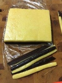 10、马赛克饼干,将两个面团叠放在一起，裁掉周围不整齐的边缘（留用）。