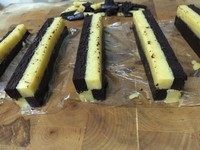 13、马赛克饼干,将五组面条颜色交错的组合在一起，使其呈格子状。