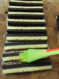 14、马赛克饼干,剩下的边角料可以用另外一张保鲜袋辅助搓成圆柱状，呈大理石纹路。