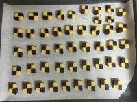 17、马赛克饼干,将切好的饼干放到铺好油纸的烤盘中。