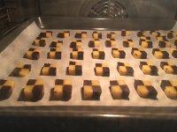 18、马赛克饼干,将烤盘放入预热好的烤箱中，160度，中层上下火，烤制15-18分钟。