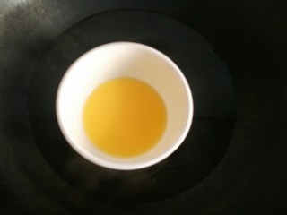 1、芒果慕斯,首先无盐黄油放入热水中隔水融化