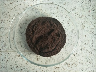 2、芒果慕斯,奥利奥饼干去掉夹心部分，用擀面杖碾碎，这个越碎越好，切的时候才不容易散