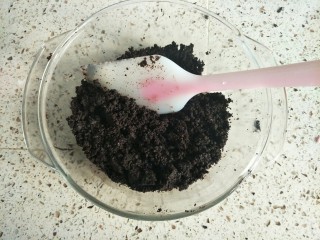 3、芒果慕斯,然后把黄油倒入饼干碎里面拌匀，一定要充分拌匀，饼干碎是靠黄油凝固的