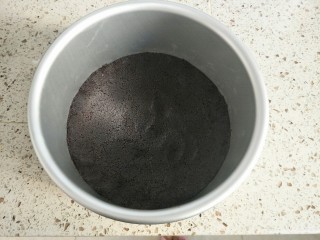 4、芒果慕斯,倒入六寸活底模具压平压实，模具可以垫个油纸容易脱模