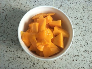 5、芒果慕斯,芒果去皮，取果肉切成小方块，取慕斯需要的300克果肉，剩下的可以做夹心和面上装饰