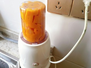 6、芒果慕斯,把芒果肉放入料理机，加入白糖打成泥