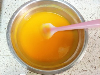 9、芒果慕斯,加入芒果泥中快速拌匀，如果出现结块的现象，可以把芒果泥隔水加热一下，一定要混均匀