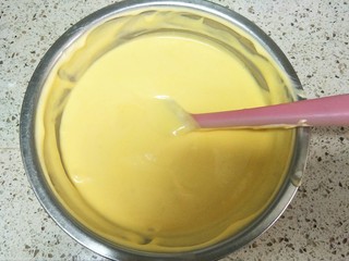 11、芒果慕斯,倒入芒果泥中混合均匀