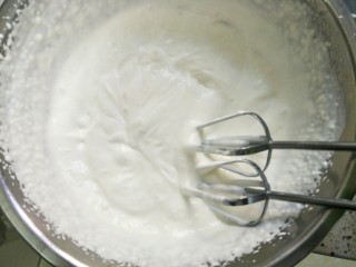 10、芒果慕斯,淡奶油打到六分发，出现纹路马上消失的状态