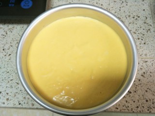 12、芒果慕斯,把冰箱里的饼干底拿出来，倒入1/3慕斯糊