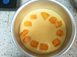 13、芒果慕斯,铺上一层芒果肉，再倒入慕斯糊，全部倒好晃动平整后，放入冰箱冷藏4个小时