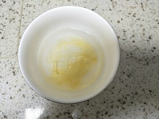 14、芒果慕斯,再取一片吉利丁片加入50克温开水融化