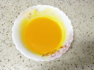 15、芒果慕斯,加入几勺芒果泥拌匀