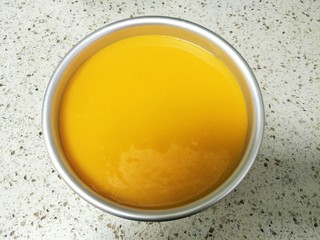 16、芒果慕斯,再取出冷藏好的慕斯糊，倒入镜面再放冰箱冷藏4个小时以上，最好过夜