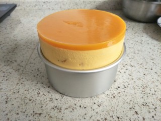 17、芒果慕斯,冷藏好的慕斯用电吹风在外围吹一圈就可以脱模了