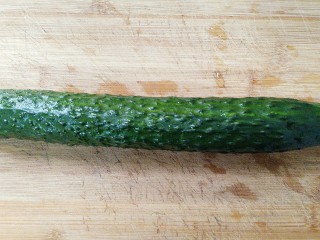 1、拍黄瓜,青瓜买回来抹点盐,用手搓洗干净!