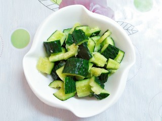 5、拍黄瓜,把切好的青瓜装入一个碗里备用!