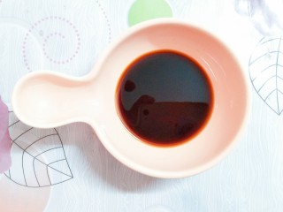 13、拍黄瓜,把两勺生抽,一勺醋,盐,糖放到一个碗里搅拌均匀!调味料可以根据个人喜好添加!