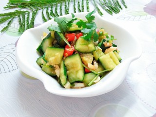 16、拍黄瓜,最后把调味料,香菜节和葱沫一起放下去拌匀!淋几滴香油或橄榄油,就可以装盘啦!非常脆爽开胃的凉菜!解腻又下饭,越吃越想吃!