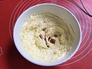 4、果酱饼干,加入咖啡力娇酒。