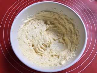 5、果酱饼干,打匀。