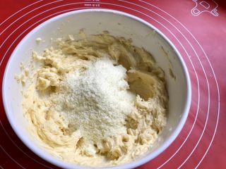 11、果酱饼干,筛入奶粉。