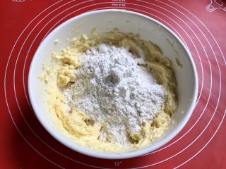 12、果酱饼干,加入过筛后的低粉。