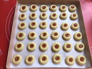 17、果酱饼干,把果酱挤到小坑里,九分满就行,不要挤的突出来了就行。