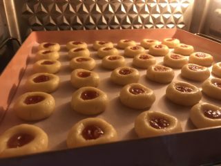 18、果酱饼干,放入预热好的烤箱150度22分钟。