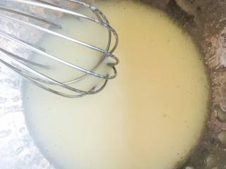 2、肉松蛋糕卷,待表面没有油花，呈现乳白色，略微粘稠，完成乳化。