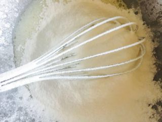 3、肉松蛋糕卷,筛入低粉，Z字搅拌均匀，不要画圈以免出筋