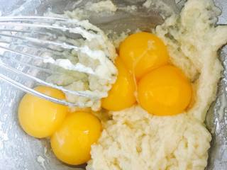 4、肉松蛋糕卷,加入加蛋黄，搅拌均匀。蛋黄亦可一个一个加。方便搅拌。搅拌至无颗粒