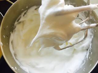 5、肉松蛋糕卷, 蛋白中加入柠檬汁，打发至提起小弯钩。蛋白细腻无大泡沫。