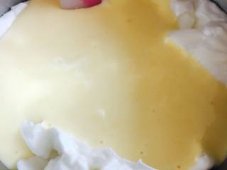 7、肉松蛋糕卷,再将搅拌均匀的蛋黄糊。全部倒回蛋白中。翻拌，切拌。不可画圈