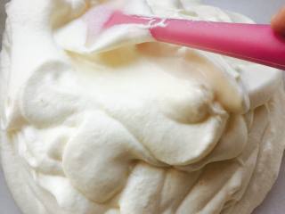 8、肉松蛋糕卷,28金盘，放入油纸或者油布。将混合好的面糊，在高度20厘米位置，倒入模具中