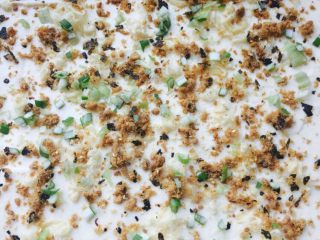 9、肉松蛋糕卷, 震荡烤盘，震出大气泡。撒上肉松与葱花。烤箱160度25至30分钟，具体时间根据自己烤箱脾气调节。观察表面上色。