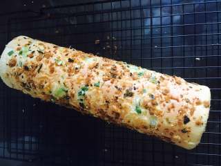 11、肉松蛋糕卷,出炉后，立即将蛋糕从模具中取出，再有肉松一面盖上油纸。翻过来倒扣在凉架上，撕掉油纸，涂上沙拉酱。将蛋糕卷起来