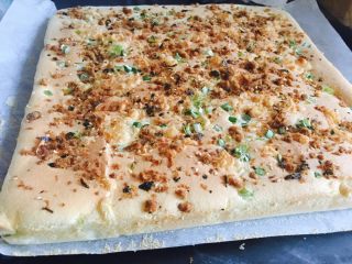 10、肉松蛋糕卷,出炉后，立即将蛋糕从模具中取出，再有肉松一面盖上油纸。翻过来倒扣在凉架上，撕掉油纸，涂上沙拉酱。将蛋糕卷起来