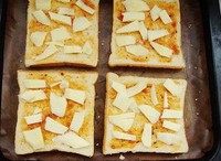 3、土司披萨,加一层马苏里拉奶酪片