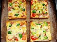 7、土司披萨,放入预热好200度的烤箱中烤8-10分钟至吐司表面金黄，奶酪融化即可