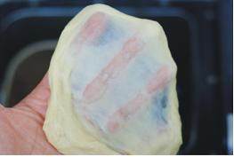 3、毛毛虫面包,再次启动和面程序,揉至可拉出薄膜;