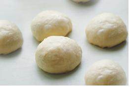 6、毛毛虫面包,取出发酵好的面团,排气,均分成6份,盖上保鲜膜膜,滚圆松弛15分钟;