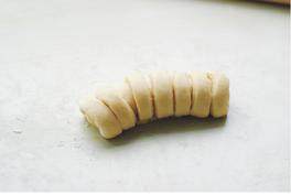 11、毛毛虫面包,自上而下卷起,捏紧收口处,以免烤的时候裂开;