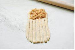 10、毛毛虫面包,再均匀撒上肉松;然后在下端约切开6刀;