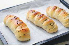 14、毛毛虫面包,烤箱175度预热,中层烘烤20分钟至表面金黄色即可。