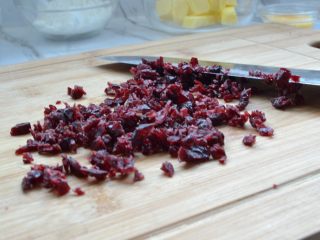 2、蔓越莓饼干,蔓越莓干用刀切碎备用