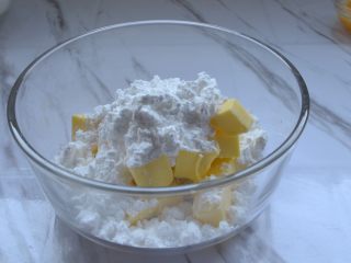 3、蔓越莓饼干,黄油室温软化，倒入糖粉