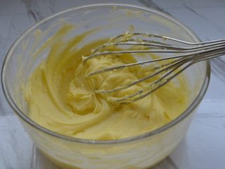 4、蔓越莓饼干,用蛋抽搅拌均匀