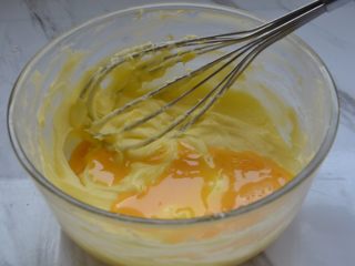 5、蔓越莓饼干,倒入全蛋液